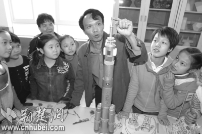 残疾人单手制作神六模型(图)