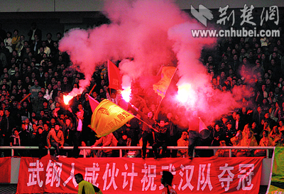 森发威 2:0武汉队昨完胜深圳笑捧绝版中超杯