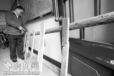 自制木梯盗割电线(图)