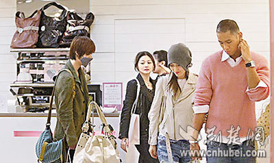 大S仔仔牵手逛街引起围观(图)