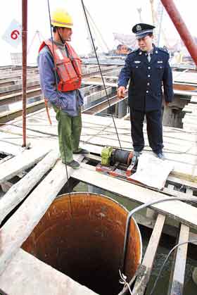 七两炸药 水下爆破打桩(图)