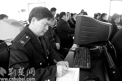 图文:来凤县国税局组织干部学软件