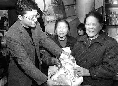 公务员法今日实施 六大变化能否激活公务员队