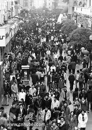 图文:汉口江汉路步行街上人潮依旧