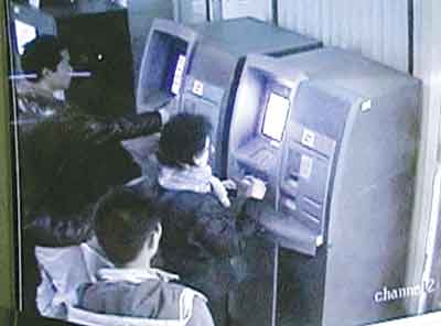 拍肩挤人改密码盗卡 取款机前骗子调包银行卡