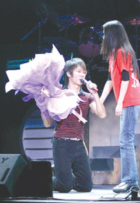 五月天鼓手冠佑台湾订婚(图)