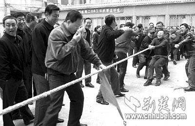 一场精彩的拔河比赛(图)