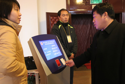 两会启用电子表决器告别举手表决(图)