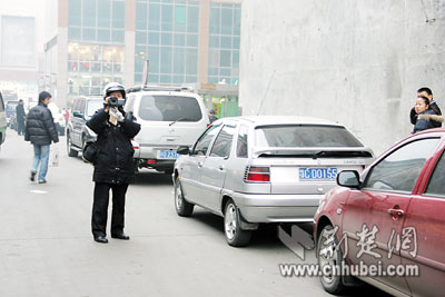 乱停乱闯红灯行人怕 外地车违章无法无天(图)