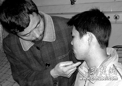 [楚天关注]恩施一中校园惨案的背后(组图)