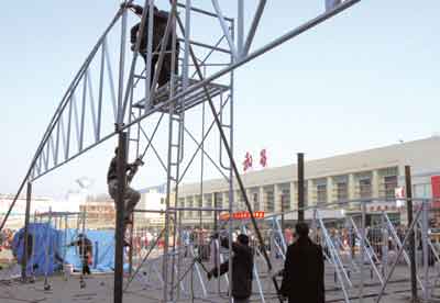 确保春运旅客进站不拥挤 武昌火车站搭安检棚