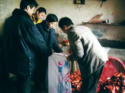 加牛血化学添加剂煮熟 黑作坊用母猪肉造牛肉