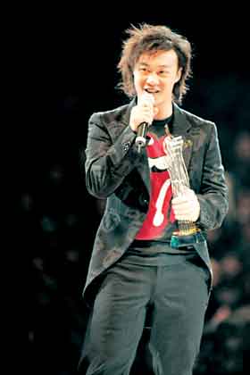 陈奕迅笑傲十大中文金曲颁奖典礼(图)