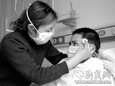 无力医治爱子疾病 痛苦母亲为子寻找再生父母