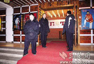 因停车问题惹恼狠人歌厅10多名保安被打伤