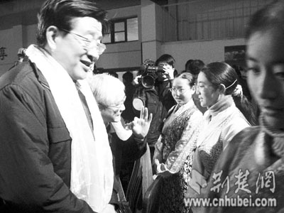 藏族学生唱响藏语歌曲 喜迎藏历火狗年(图)