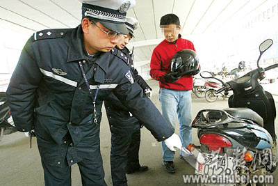 挂着赛车牌照上路 一批问题摩托车被查扣(图