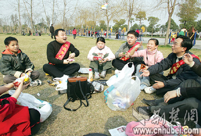 雷锋日华昌出租车公司免费带孤儿游览江城(