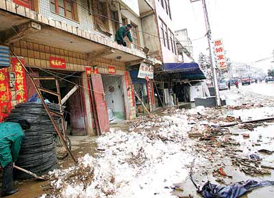 黄陂区滠口街雨阳棚垮塌 压住7名过路小学生