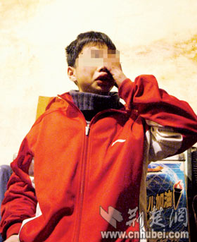 挨打搜身后还要唱歌 初中生屡遭擂肥不敢上学