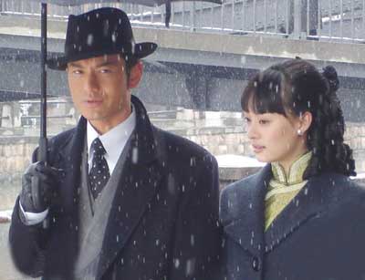 《新上海滩》拍摄中 黄晓明孙俪雪中演绎经典