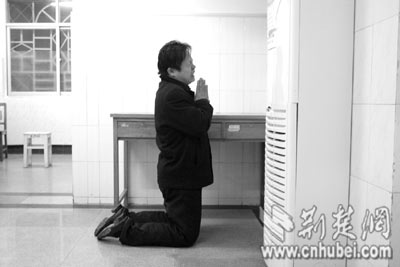孩子父亲跪在手术室前祈祷儿平安