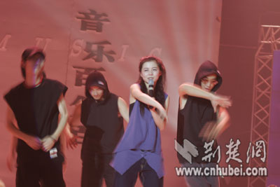 段思思歌友会爆隐私:13岁首唱15岁初吻(图)