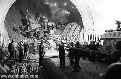 襄渝铁路王家沟隧道塌方 10小时生命大营救(图