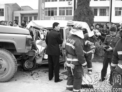 黄州发生重大交通事故 两人死亡三人重伤(图)