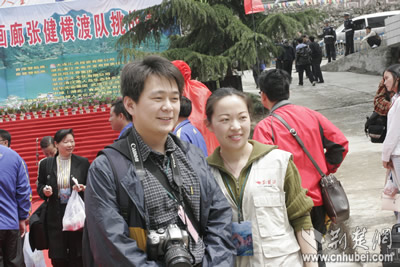 新闻媒体齐聚渔峡口 第一时间纪录横渡赛开幕