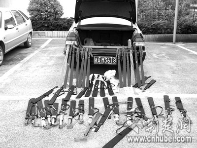 轿车里砍刀飞镖匕首装了一车厢 两男子趁乱逃