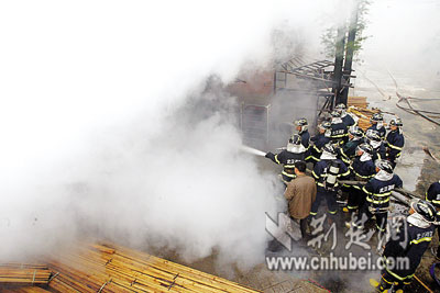 汉口丹水池一木材烘干房失火(图)