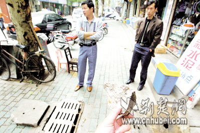 沼气爆炸震飞窨井盖 路边男子惨被砸破头(图)