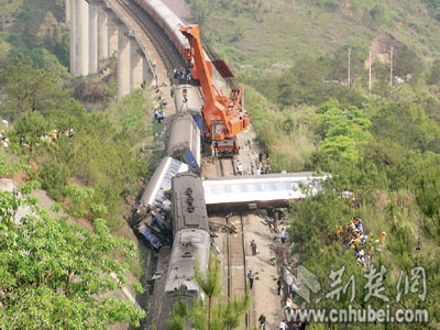 武昌至汕头列车被追尾 4节车厢脱线20余人受伤