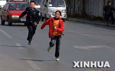 北京小广告成城市牛皮癣一直无法根治(组图