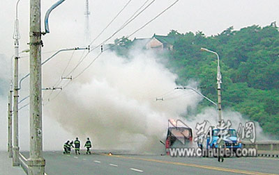 长江大桥上公汽爆燃30余名乘客被及时疏散图
