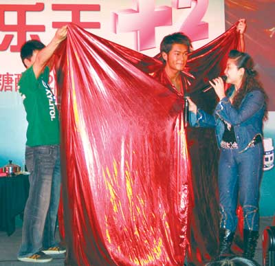 古天乐来汉玩魔术"大变活人"(图)