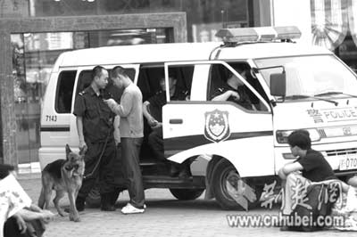 匿名电话扬言要炸汉口火车站 排爆犬叼出可疑