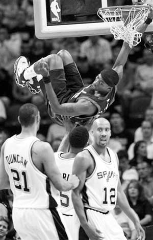 小牛犊子踢了马刺屁股(图)