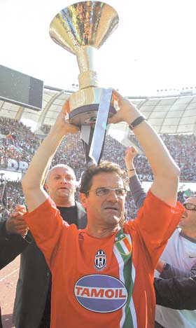 意甲:尤文加冕 冠军奖杯上刻着问号(图)