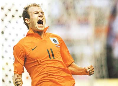 荷兰1:0塞黑 闪电罗本征服塞黑(图)