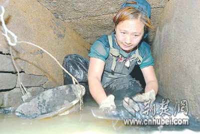穿厚橡胶<em>水衣</em>钻进下水管道 女工汗水在地下流