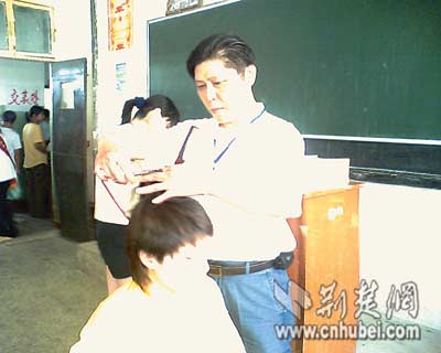 入学面试设头发观察员 长发和染发者要求当场