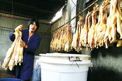 敌敌畏防虫包装袋爬满蛆 清晨捣毁烤鸭黑作坊