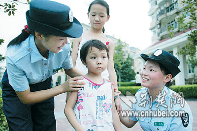 小区里女保安微笑走来 大多数业主:礼貌细心亲