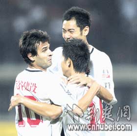 中超25轮 武汉队主场4: 2逆转胜长春亚泰(图)