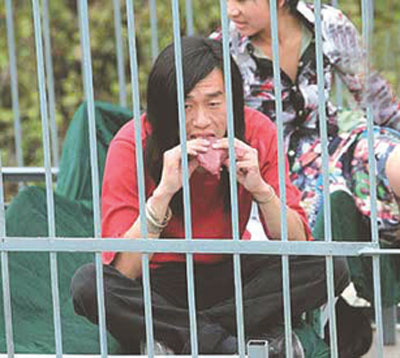 住铁笼表演行为艺术 仅一天诗人吃生肉坏了肚