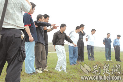 前天中午,天门市岳口镇初三学生小彭的尸体从汉江中打捞上岸,家属