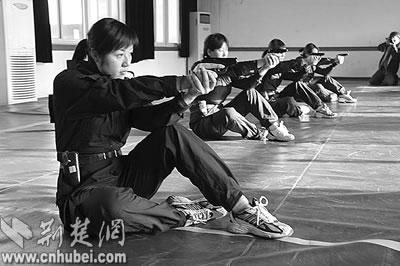 宝剑锋从磨砺出--走近武汉女子特警队(图)