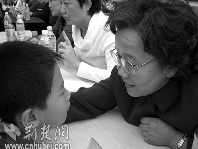 图文:园丁献爱心